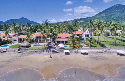 Manzanillo House | Right on beautiful sandy beach in gated community