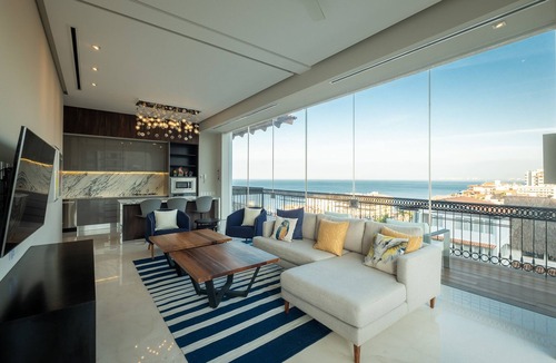 Romantic Zone Condo | Ritzy Pier 57 Penthouse Ocean Views Romantic Zone