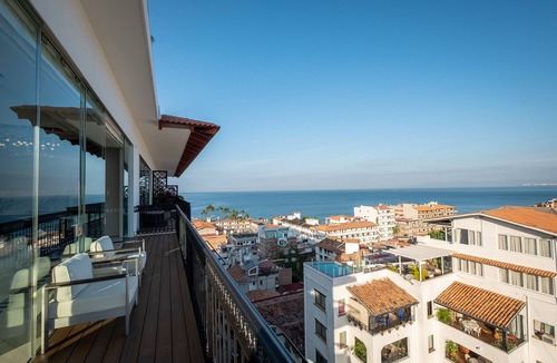 Romantic Zone Condo | Ritzy Pier 57 Penthouse Ocean Views Romantic Zone