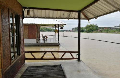 Uthai Thani Resort | River Marina Resort