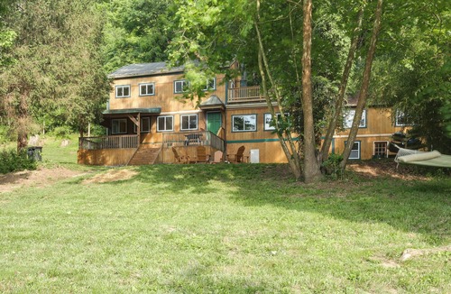 Milford Cottage | Riverfront Milford Getaway w/Kayaks + Deck!