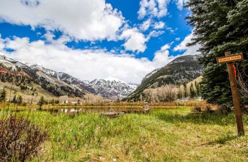 Mountain Village Hotel | Rocky Mountain Lookout