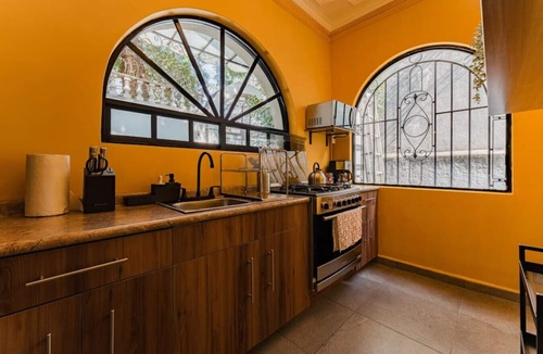 Roma Sur House | Roma Retreat: Modern Colonial Gem A/C 16 PAX
