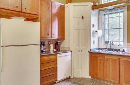 Paris Cottage | Romantic Pondside Escape: Country Cottage in Paris