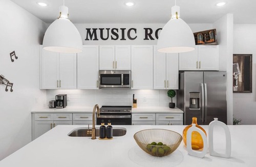 Cleveland Park House | Rooftop Deck, Patio & Garage - Walk to Restaurants