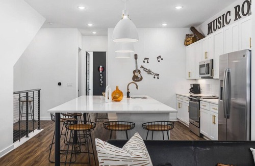 Cleveland Park House | Rooftop Deck, Patio & Garage - Walk to Restaurants