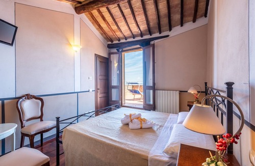 Montalcino Apartment | Room 'Camera Beige' - Beb del Musico with Private Terrace, Balcony and Wi-Fi
