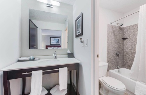 Blue Ash Hotel | Room Great for Exploring Cincinnati with Complimentary Hot Breakfast