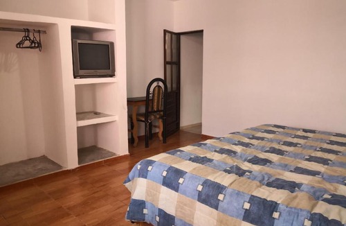 Del Cerrillo House | Room in House - Awesome King Room In City Center