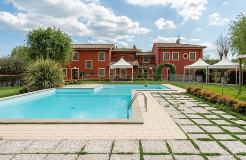 Montecarlo Apartment | 'Rosa Bianca' Room with Shared Pool, Wi-Fi and Air Conditioning