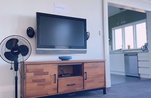 Roslyn Apartment | Roslyn Sea View Room—9 minutes walk to city center