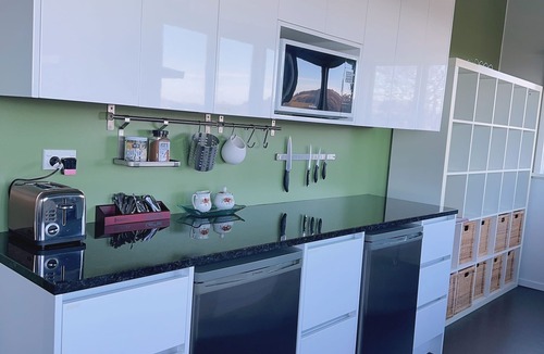 Roslyn Apartment | Roslyn Sea View Room—9 minutes walk to city center