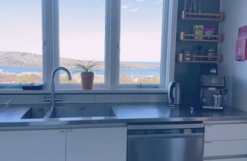 Roslyn Apartment | Roslyn Sea View Room—9 minutes walk to city center