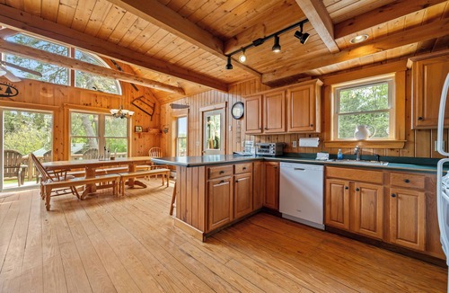Rangeley House | Russell Cove 18 | Pet-Friendly Log Home | Lake Access | Sleeps 10