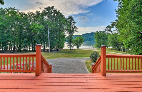 Battletown House | Ryman Riviera Home with Fireplace Steps to River