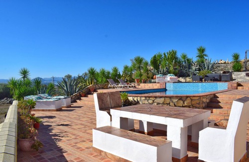 Pruna Apartment | SAFE & SECURE CASA DALI PRIVATE POOL & PATIO AREA.n90 night minimum booking