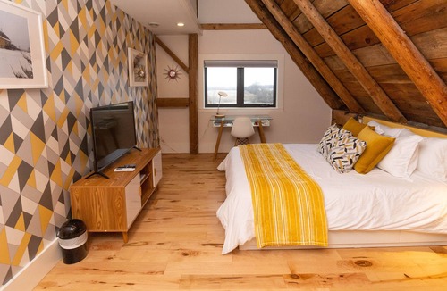 Wellington Bed & Breakfast | Salisbury Barn - Yellow Room