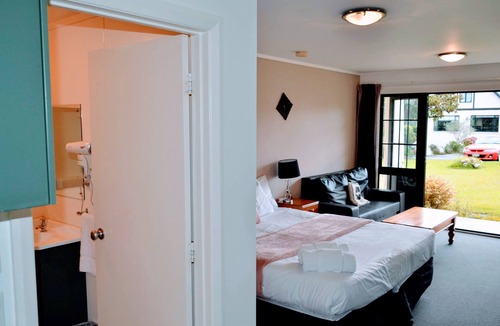 Snells Beach Hotel | Salty Dog Inn