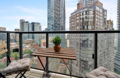 Bay Cloverhill Apartment | Scenic View Condo Near UofT Sleeps 4 with Sofa Bed!