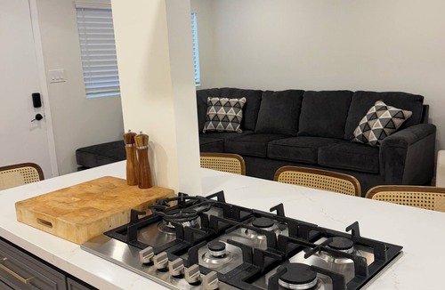 Huntington Beach House | SeaBreeze Haven 5 minute walk to the Beach and Down Town and the Pier