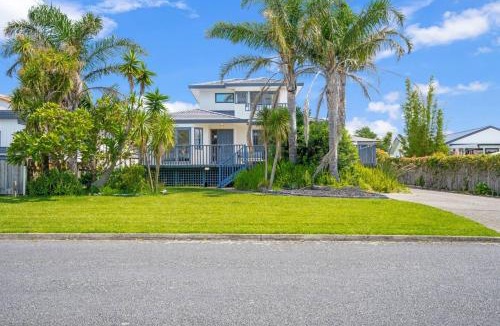 Beachlands House | Seaside Premium Home with Spa Pool near Beach