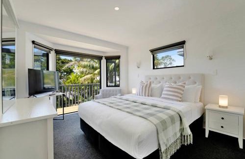 Beachlands House | Seaside Premium Home with Spa Pool near Beach