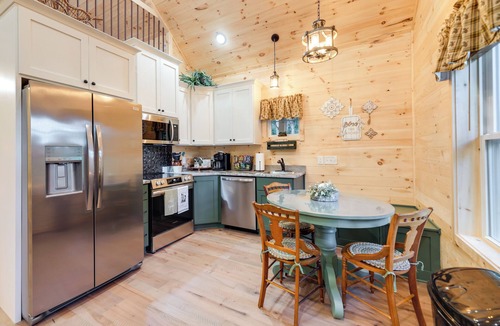 Williamstown Cottage | Serene Kentucky Cabin w/Fireplace + Fire Pit!