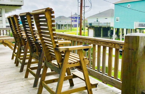 Port Bolivar House | Shark Shack ~ 3rd Row Home ~ Holiday Addition ~ Ocean View ~ Basketball Goal