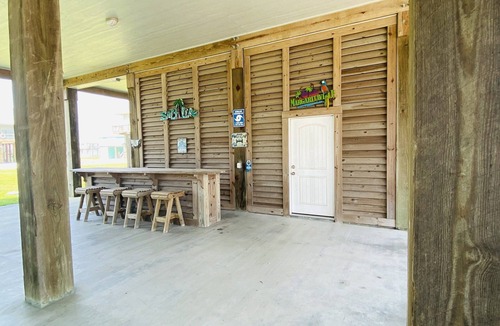 Port Bolivar House | Shark Shack ~ 3rd Row Home ~ Holiday Addition ~ Ocean View ~ Basketball Goal