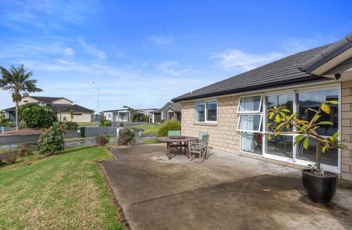 One Tree Point House | Shores Getaway - One Tree Point Holiday Home