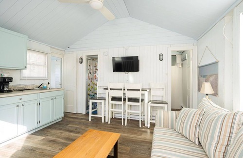 York Beach Cottage | Short walk to Short Sands and Long Sands Beaches! Affordable vacation in York!