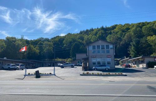 Haliburton Hotel | Silver Maple Motel