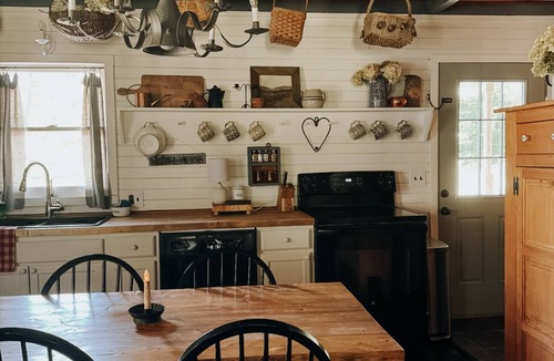 Damascus Cabin | Simply sweet creekside cottage with loft