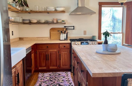 Pemaquid Beach House | Single-family home situated on the waterfront in the beautiful midcoast Maine