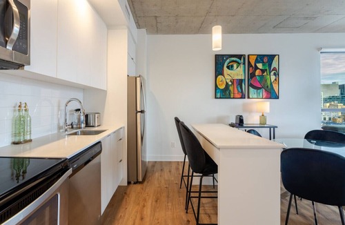 Quartier des Spectacles Apartment | Skyline View Apartment | Free Parking