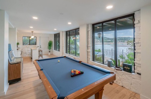 Lakehills House | Sleeps 14 Pool Table 3 King Beds Hot Tub