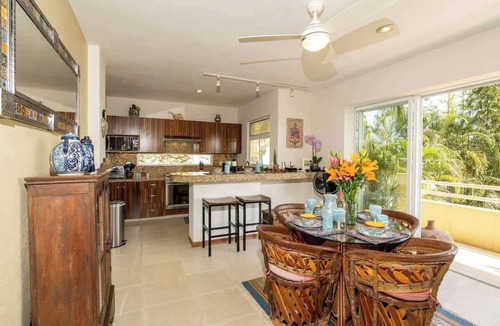 Flamingos Apartment | Sleeps 6, Views & Beach 1 Block