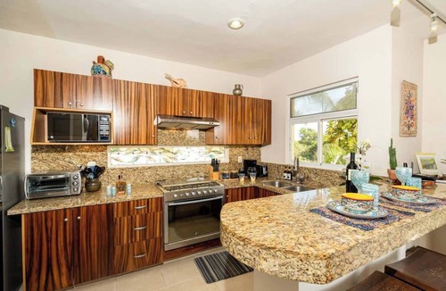 Flamingos Apartment | Sleeps 6, Views & Beach 1 Block