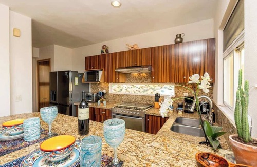 Flamingos Apartment | Sleeps 6, Views & Beach 1 Block