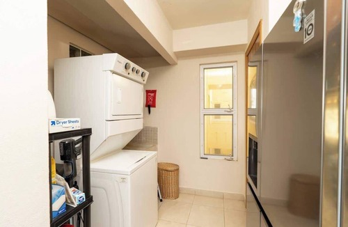 Flamingos Apartment | Sleeps 6, Views & Beach 1 Block
