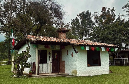 Ixhuatlancillo Cabin | Slim's cabin with stream on the banks of Orizaba