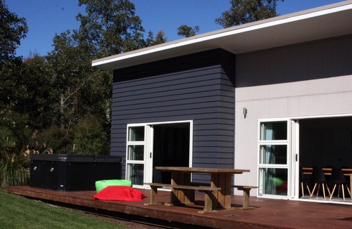 Ohakune House | Snow House: comfortable and spacious in Snowmass with spa pool.