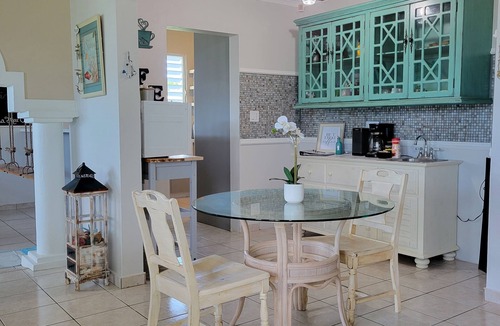 Tierras Nuevas Saliente House | Solar powered/Pool/Beachy Decor/Spacious home 4 all ages! Experienced hosts!