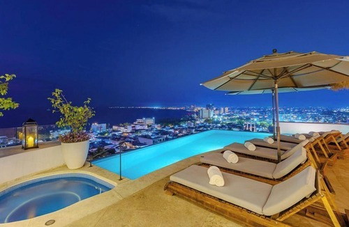 Colonia 5 de Diciembre Villa | Sophisticated Villa Iris, Walk to Beach and Malecon Boardwalk