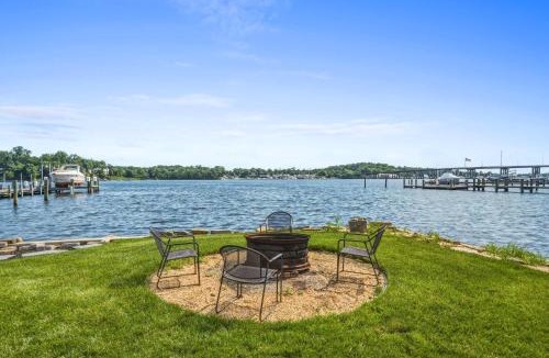 Edgewater House | South River Estate 4BR Sleeps 10