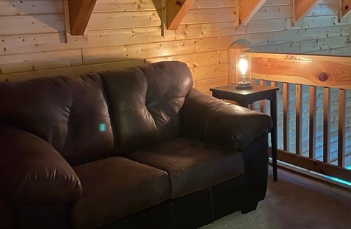 Blairsville Cabin | Southern Oak 2 Bedroom Cabin - Pet Friendly! by RedAwning