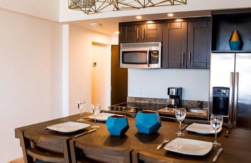 El Medano Ejidal Apartment | Spacious 2BR Suite with Full Kitchen! Rooftop Pool, Beachfront, Pet-friendly!