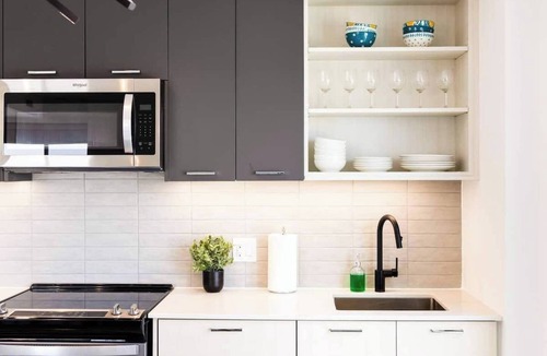 Harwood Hotel | Spacious 3-Bedroom Suite in Toronto with Air Conditioning and Full Kitchen