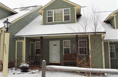 Hancock House | Spacious 3BR 3BA Sleeps 8 Ski On Off Jiminy Mountain Resort
