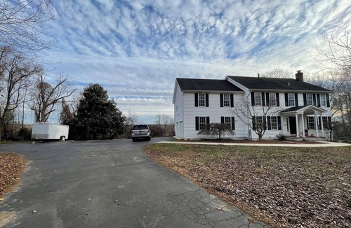 La Plata House | Spacious 4-bedroom house with pool access in La Plata with beautiful nature view